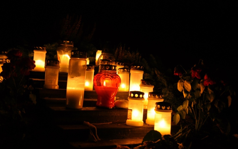 Tända ljus på kyrkogård